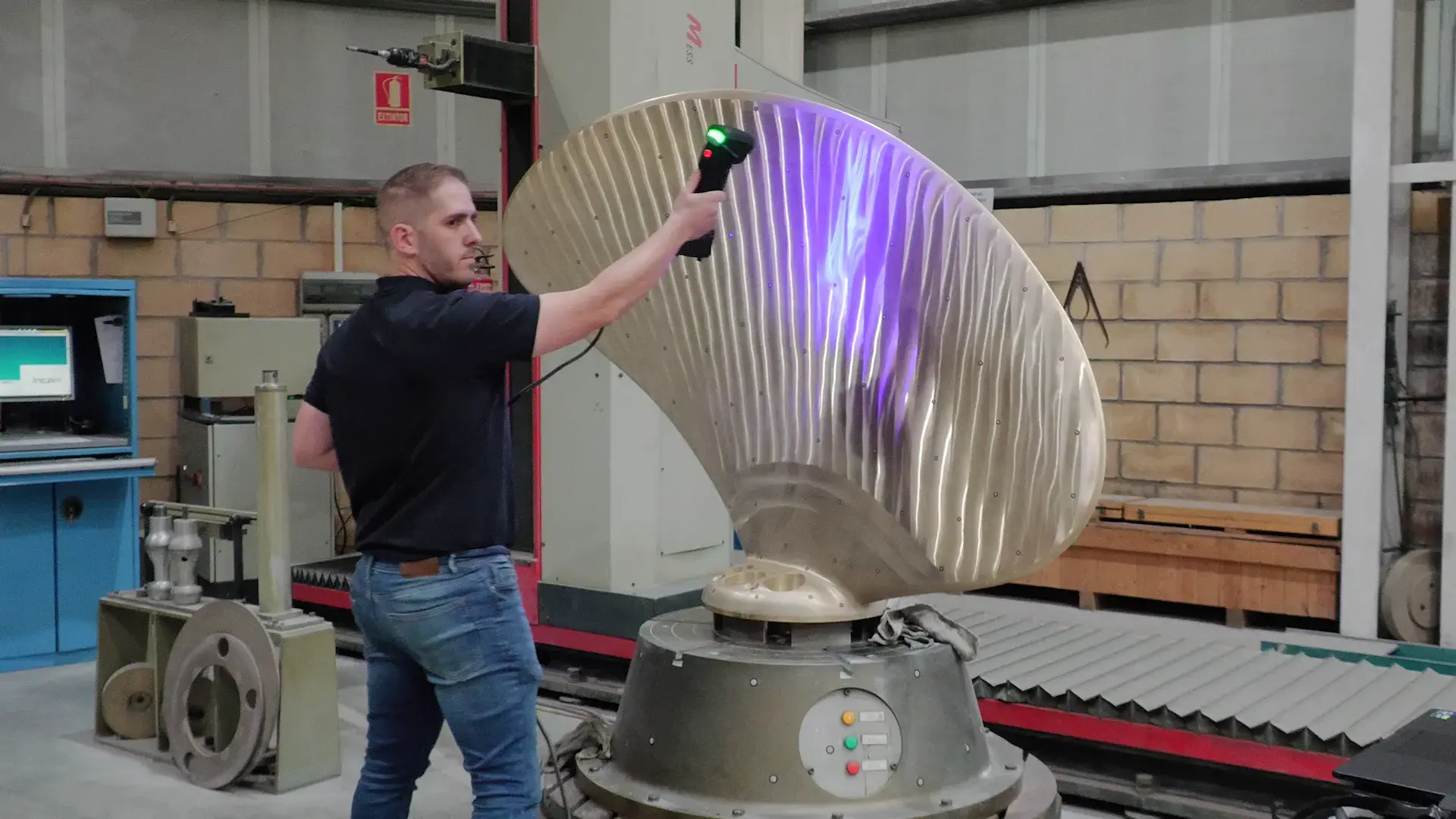 Scanning a propeller blade